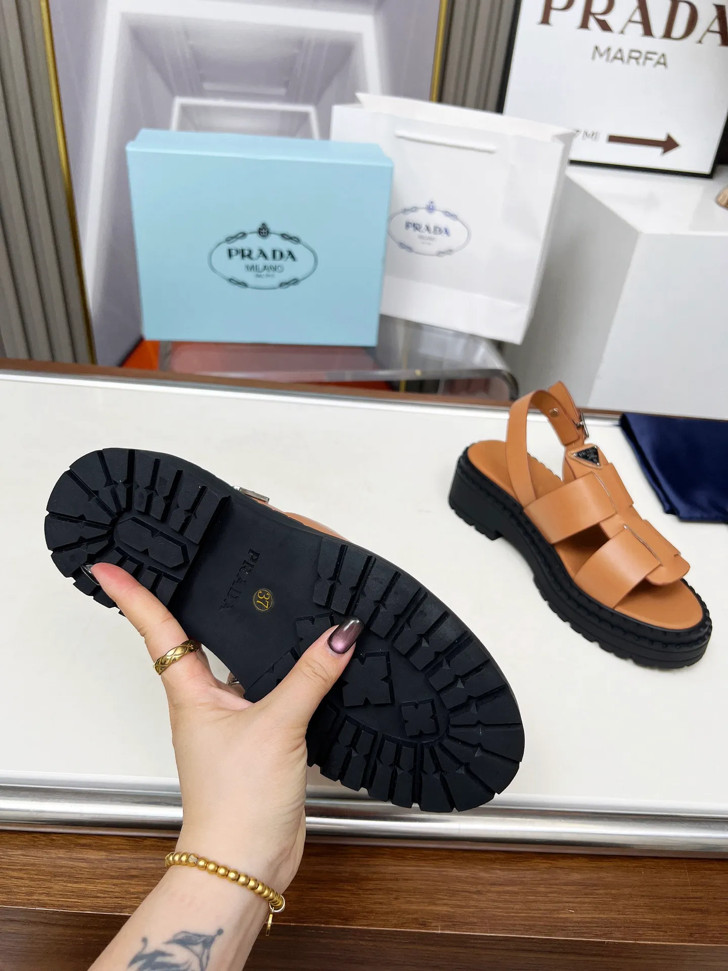 👟👟Ex-factory price 420👟👟 PRADA/Prada 25ss new spring and summer sandals. The simple design is probably the most popular thing about it. It is not the kind that is found on the street. It has its own brand personality. The fabric is made of calfskin and the lining is mixed sheepskin. Heel height: 4.5cm Size: #35-41 (35 41 custom-made is not returnable)